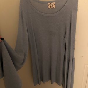 Thin sweater with bell sleeves